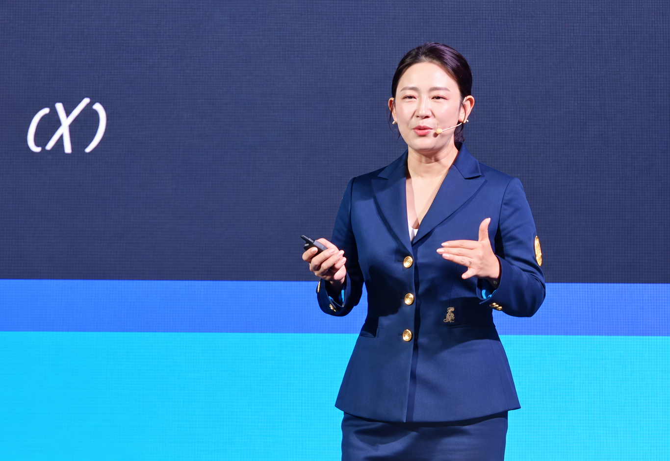2025 한국 MDRT DAY 무대에서 강연하는 유주영