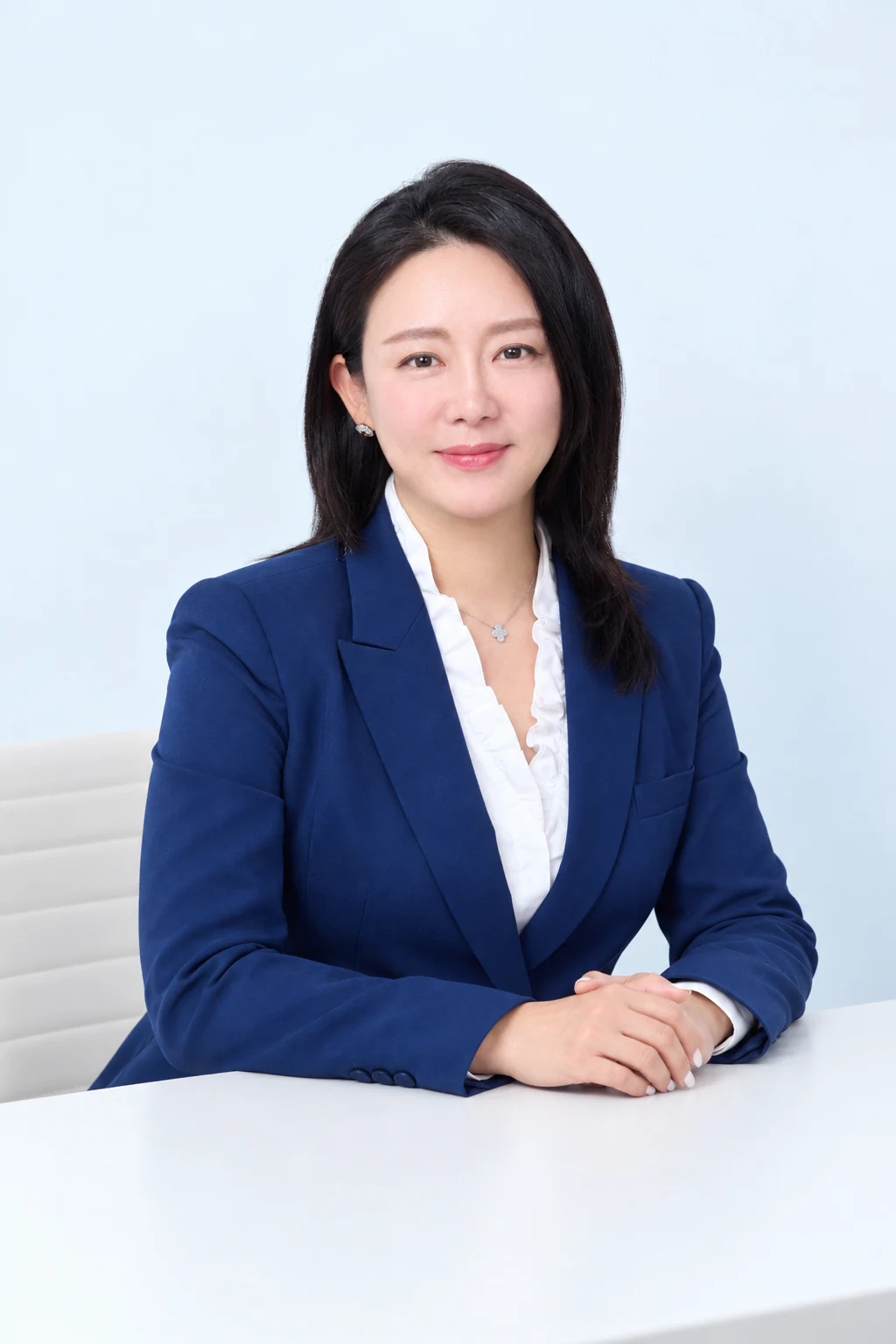 책상에 앉아 있는 유주영 컨설턴트