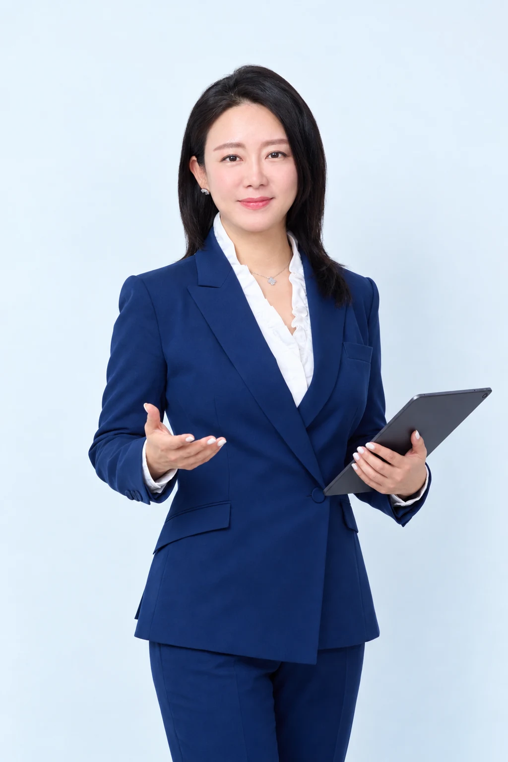 태블릿을 들고 상담을 안내하는 유주영 컨설턴트